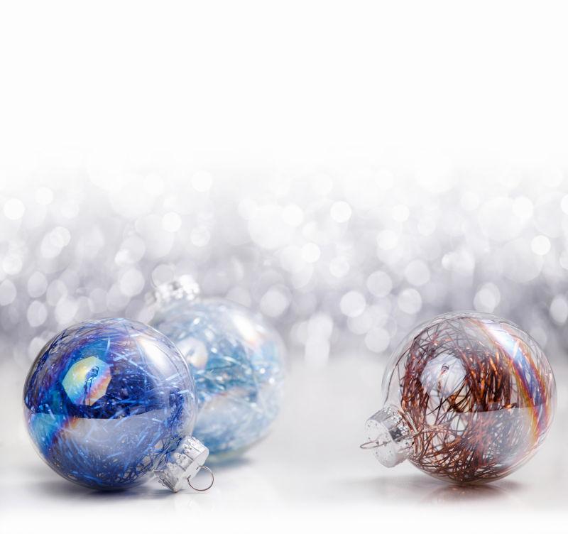银色和蓝色的圣诞装饰品