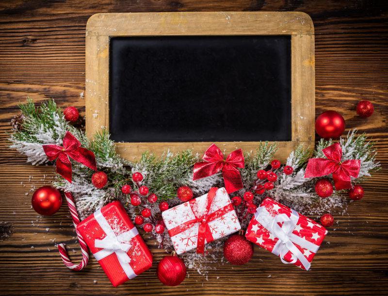 木板上空白黑板和圣诞礼品盒
