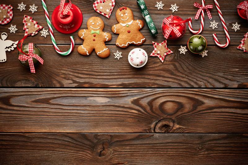 木制背景下的圣诞自制姜饼和手工装饰