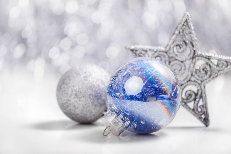 美丽的银色圣诞星星和一银一蓝圣诞铃铛