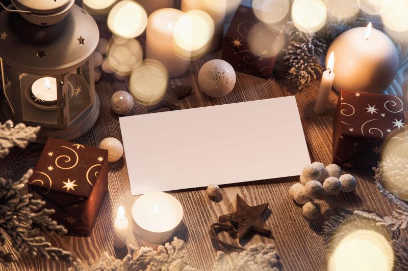 木桌上的各种圣诞饰品和一封空白的信件
