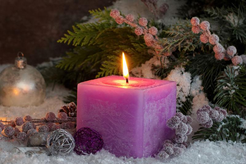 圣诞节雪花装饰品与燃烧的蜡烛