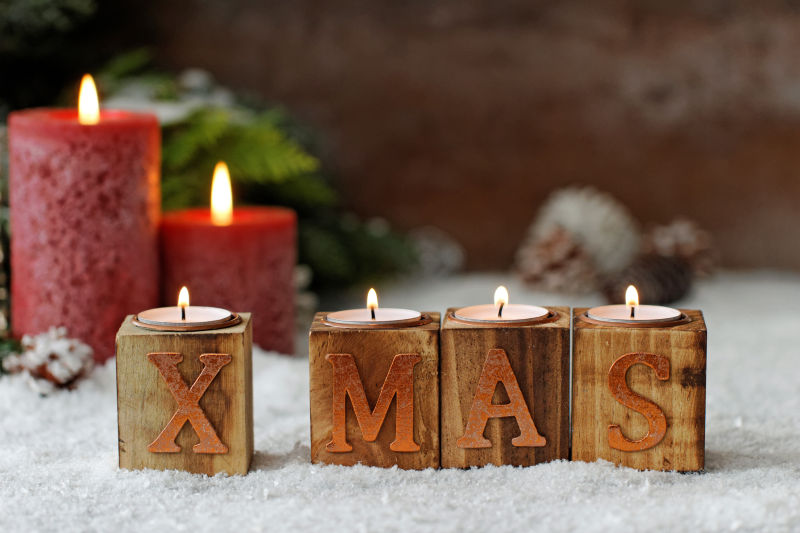圣诞节装饰品与木块中燃烧的蜡烛