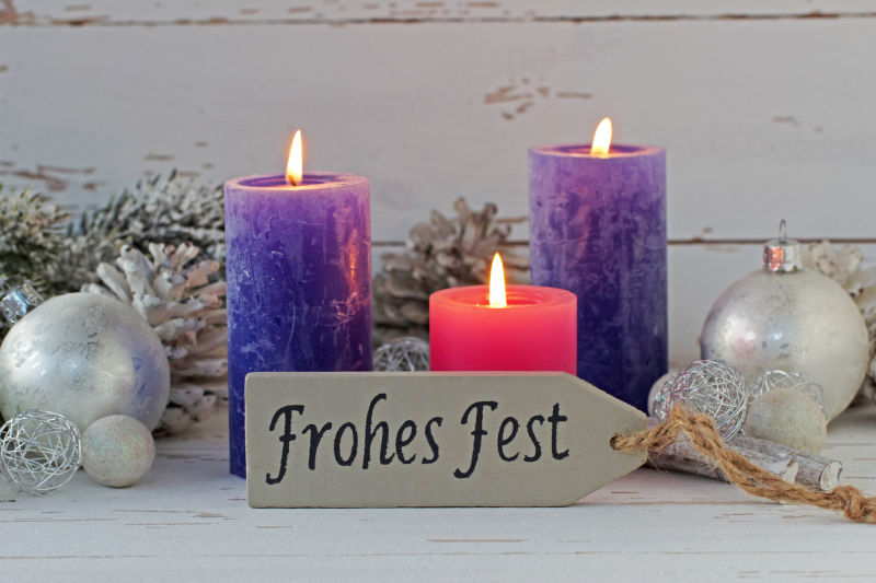 圣诞节装饰品和紫色红色蜡烛