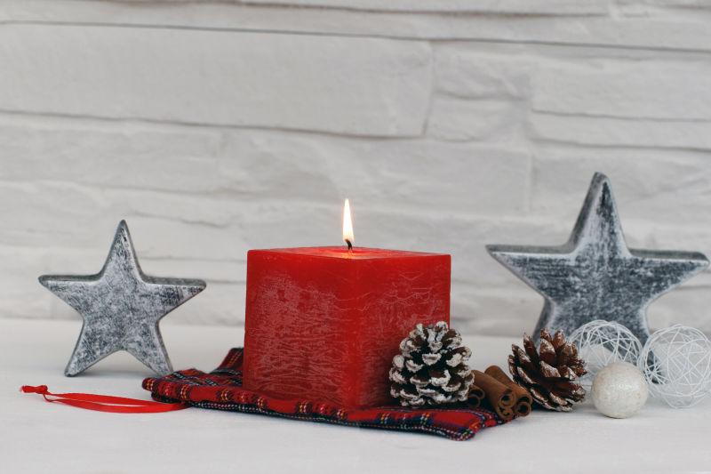 圣诞节装饰品和红色蜡烛