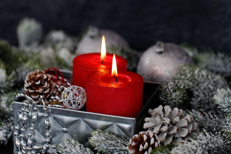 圣诞节装饰品与红色燃烧的蜡烛