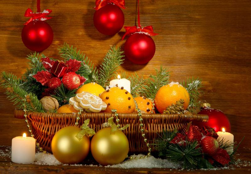 木墙下装饰着各种圣诞饰品的果篮