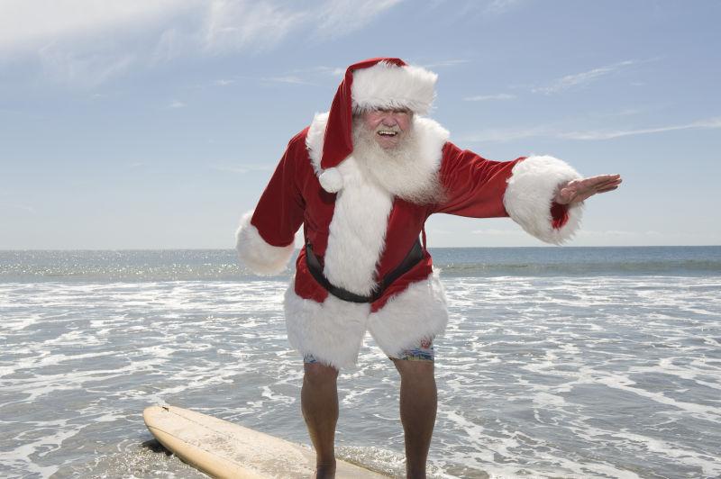 玩冲浪的圣诞老人