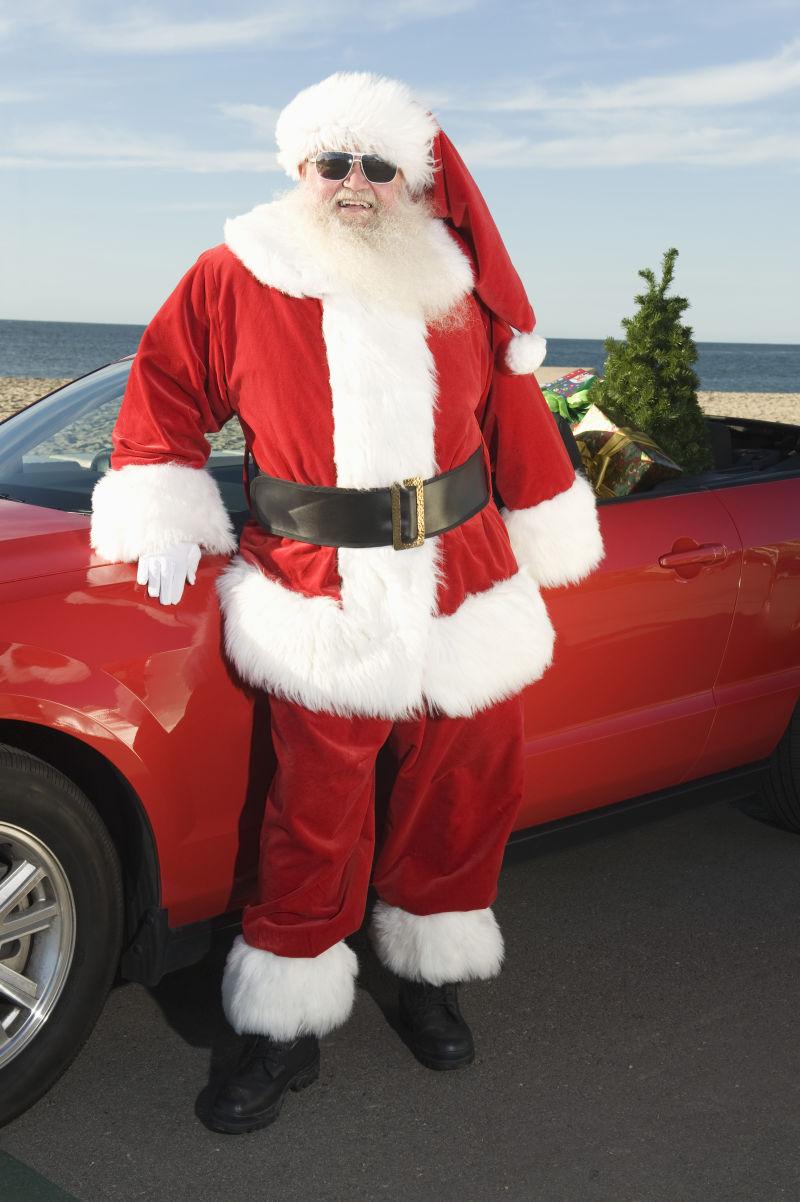 站在跑车旁的圣诞老人