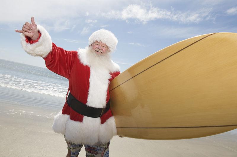 圣诞老人拿着冲浪板