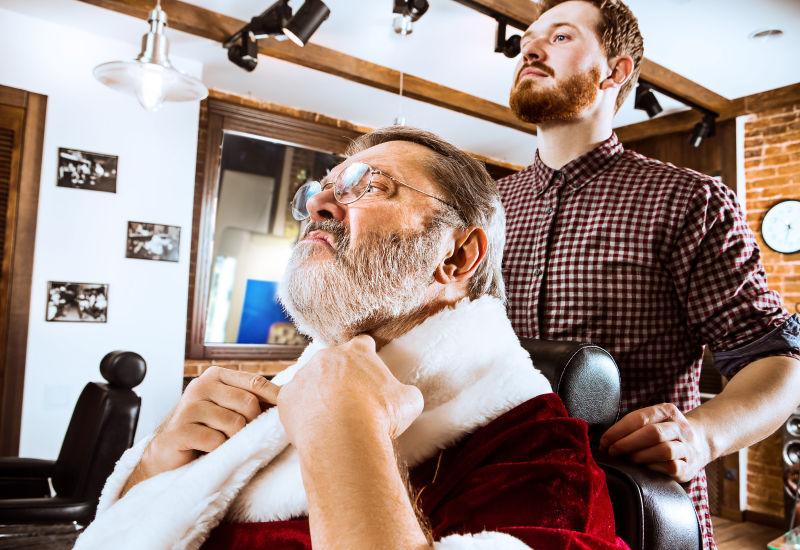 理发店里面剪头发的圣诞老人