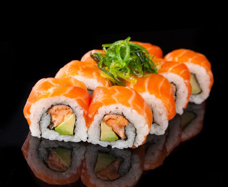 Maki sushi在黑色背景下发球