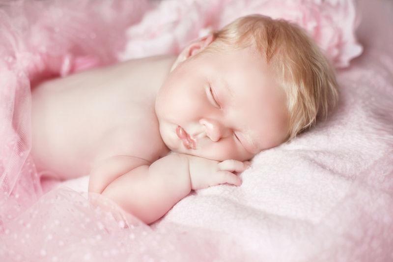 粉色装饰下的熟睡的婴儿