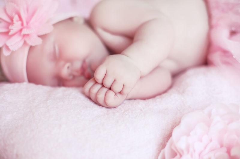 粉色装饰下熟睡的婴儿