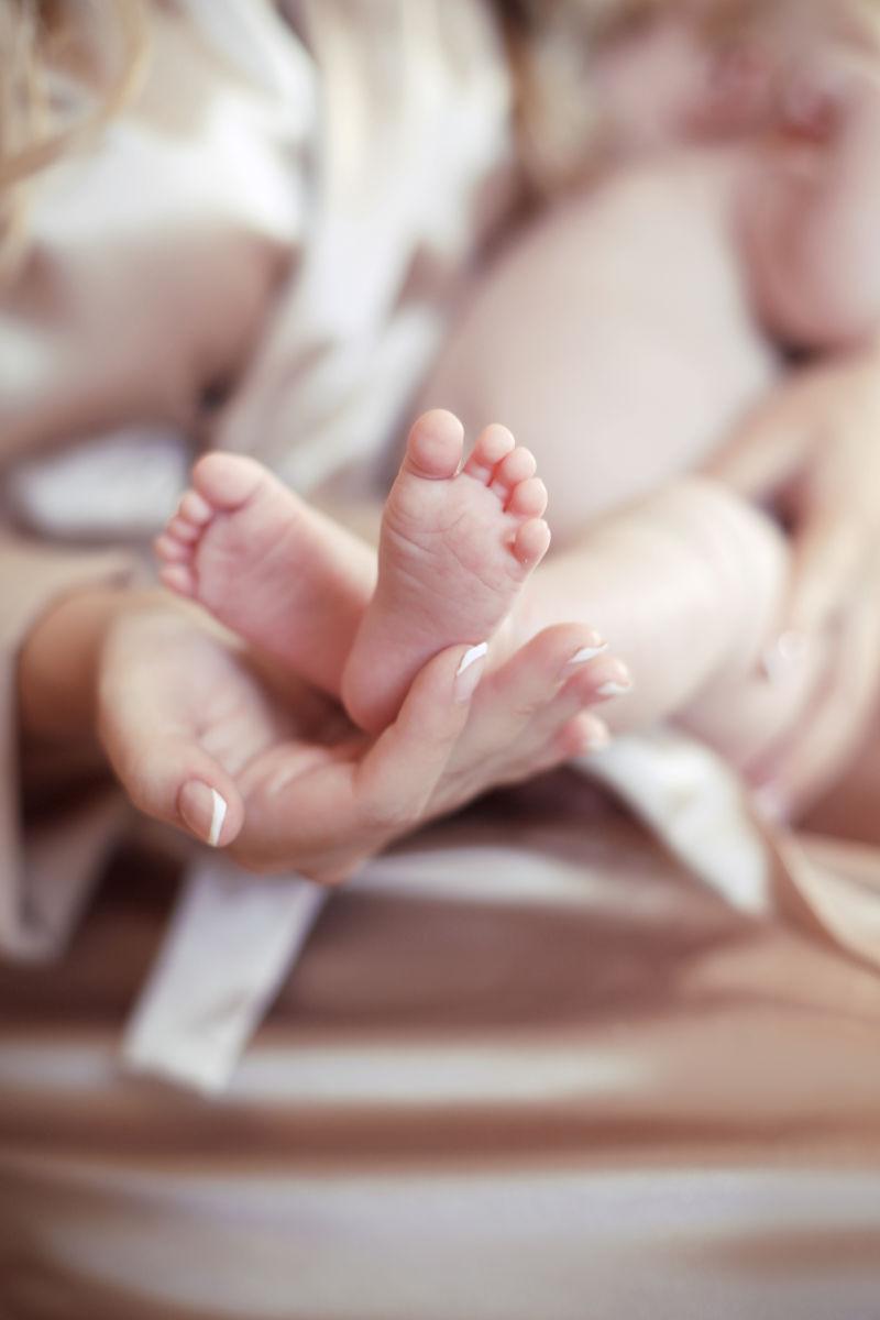 新生儿的脚在妈妈的手心里