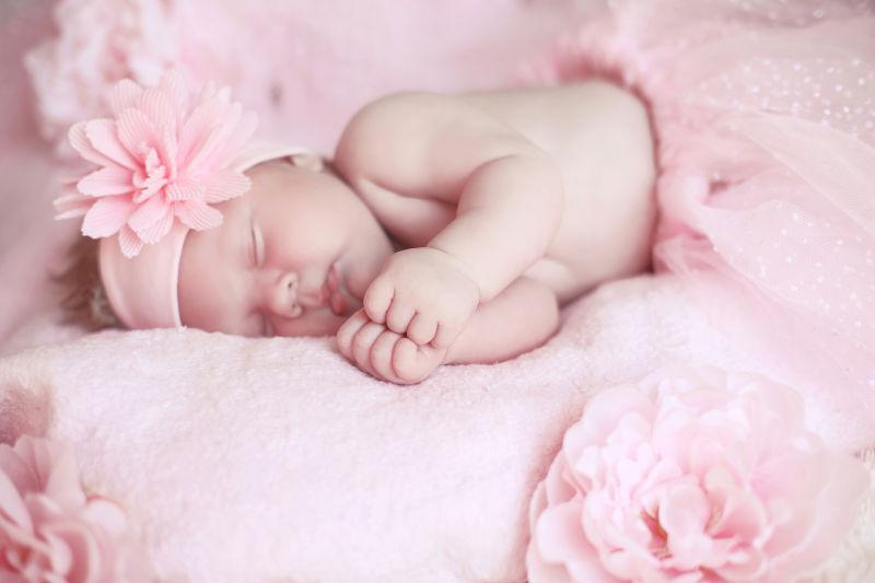 粉色装扮的婴儿在熟睡