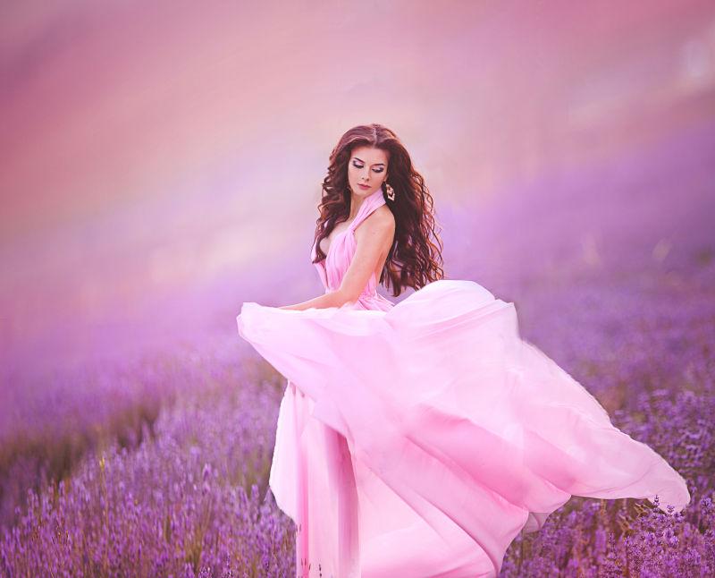 薰衣草园里穿着粉色长裙的美女