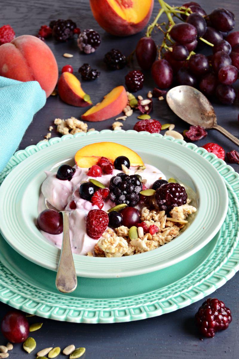 盘中的浆果水果酸奶燕麦搭配营养早餐
