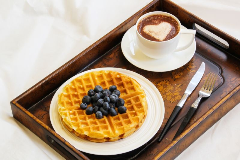 早餐是蓝莓华夫饼和咖啡