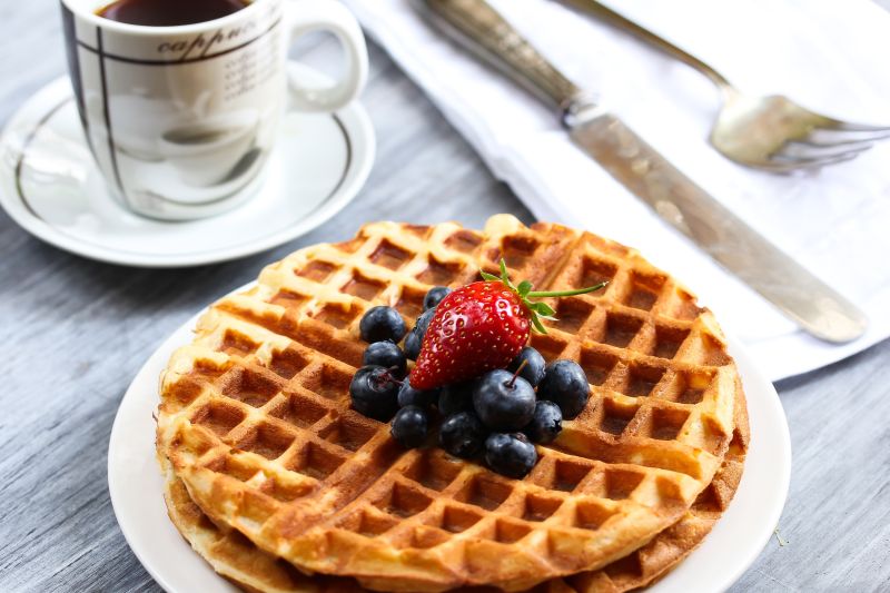早餐是蓝莓华夫饼与咖啡