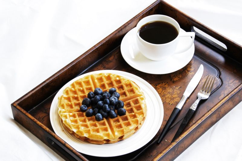 早餐蓝莓华夫饼和咖啡
