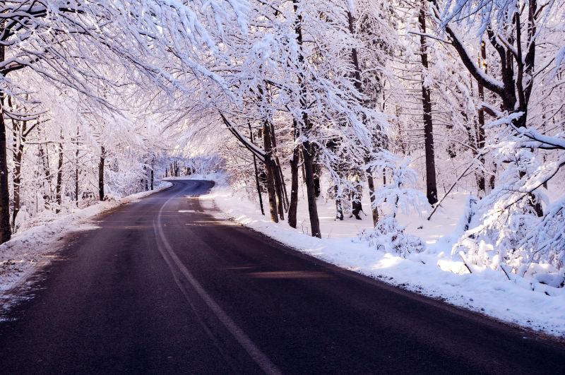 冬季的雪景道路