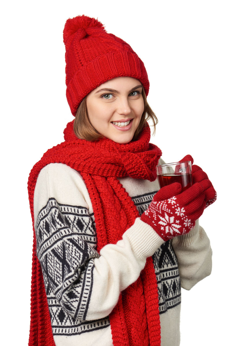 冬季穿着毛衣的美女端着一杯热茶