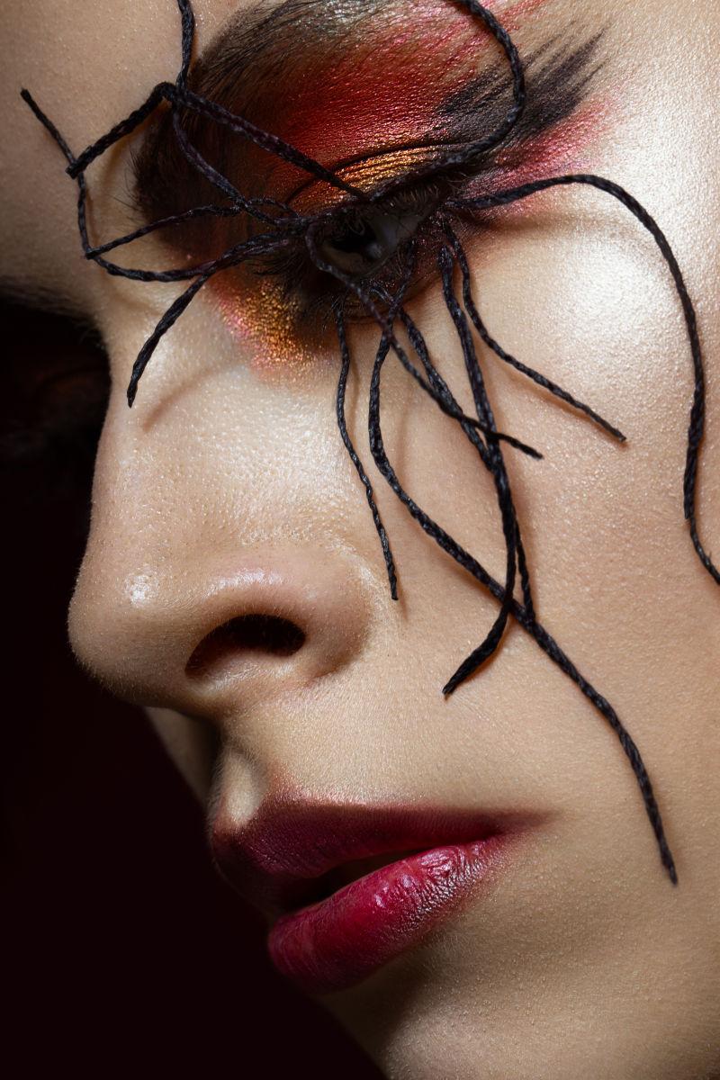 年轻女性眼部的蜘蛛状妆容