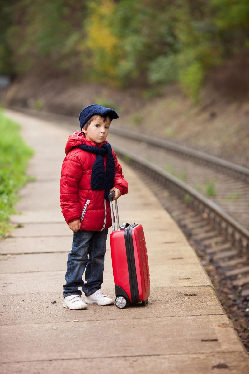 铁路旁的可爱的小男孩