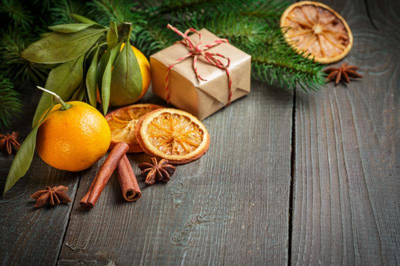 木桌上的橘子与礼品盒