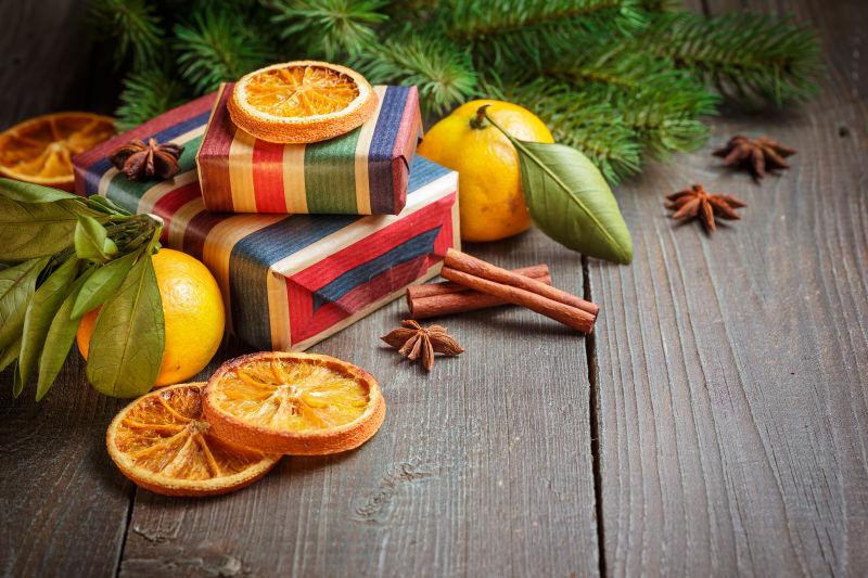 木质背景上的圣诞节礼物及橘子