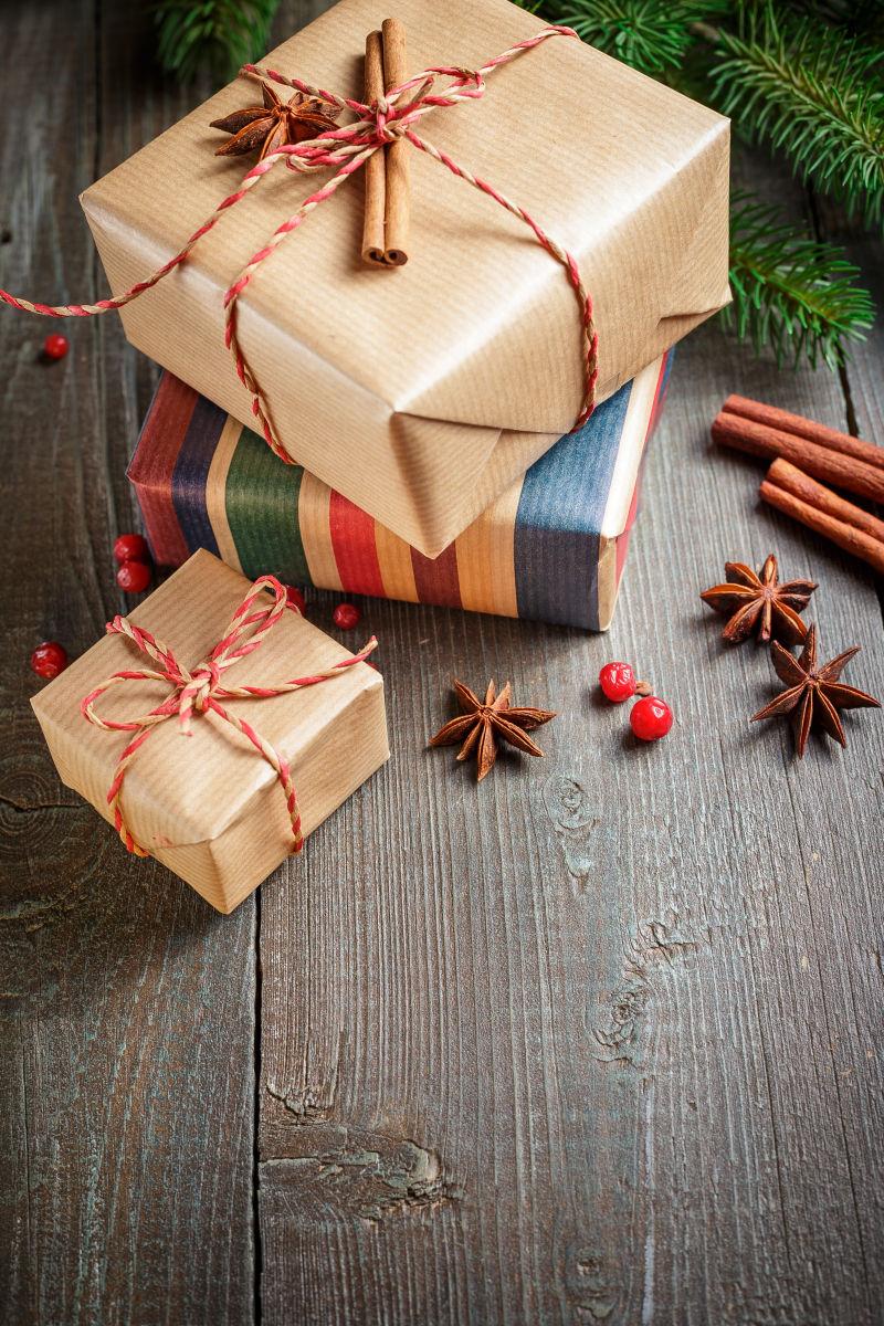 木桌上的圣诞礼品盒八角与云杉树枝