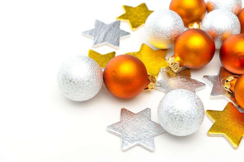白色背景下的圣诞小星星和小球装饰