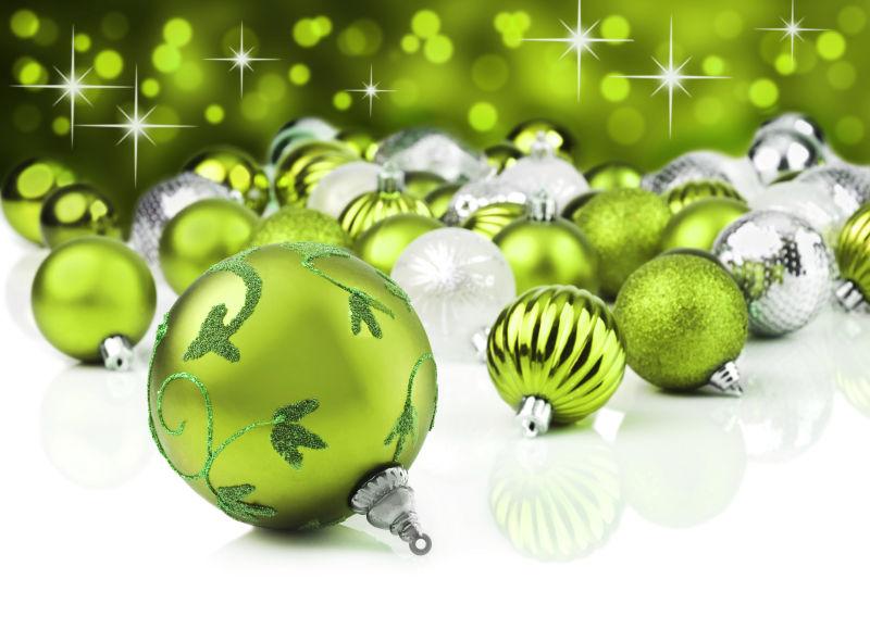 绿色背景下的圣诞装饰品