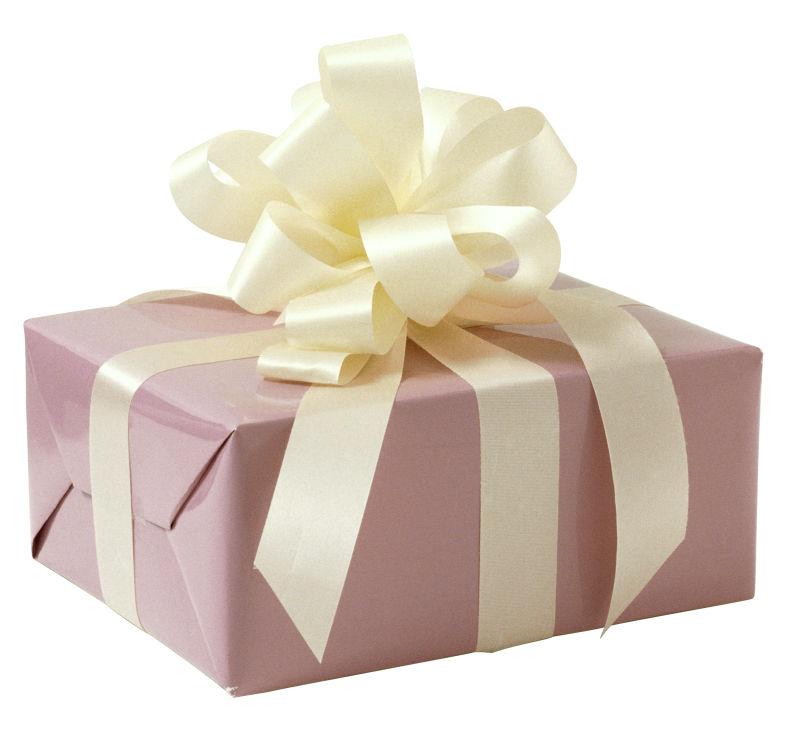 白色背景上的皮粉色包装和黄色装饰品的圣诞节节日礼物盒