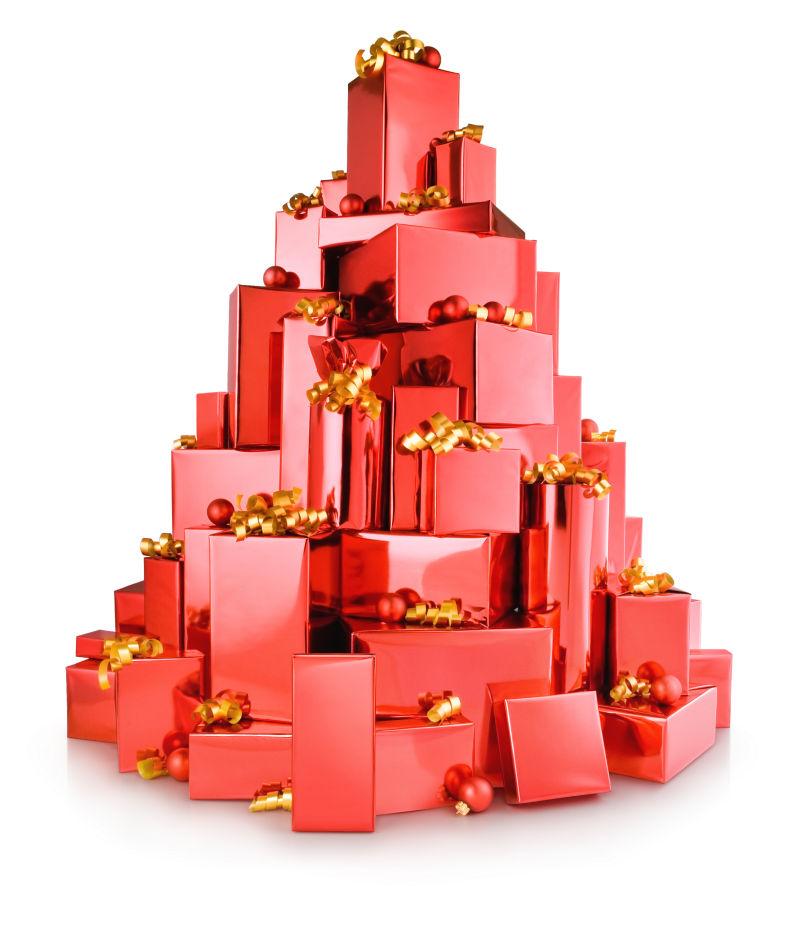 白色背景上堆成塔的红色圣诞节礼物