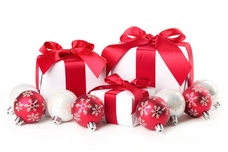 白色背景上的红色和白色包装的圣诞礼物盒