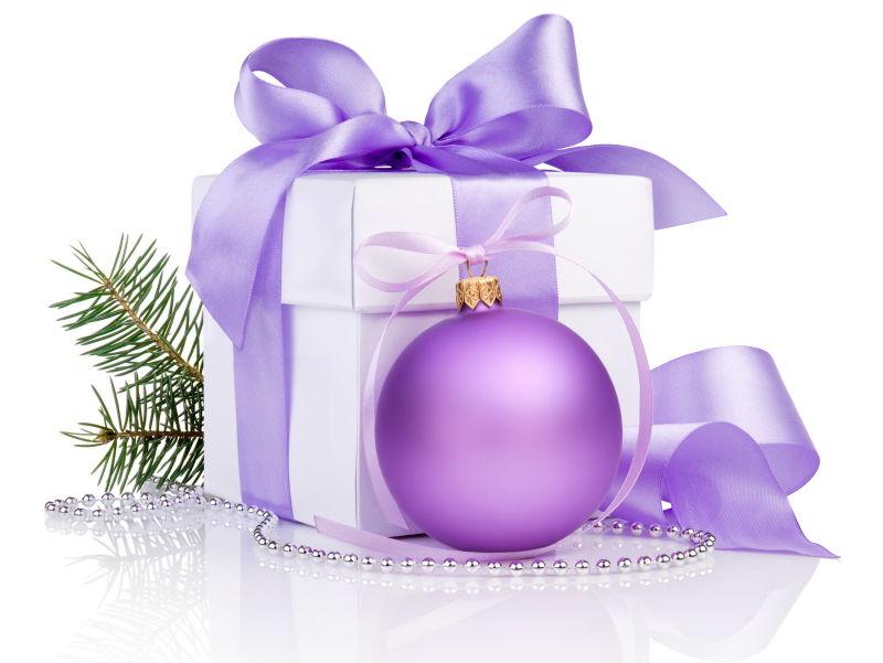 白色背景上的紫色和白色包装的圣诞礼物盒
