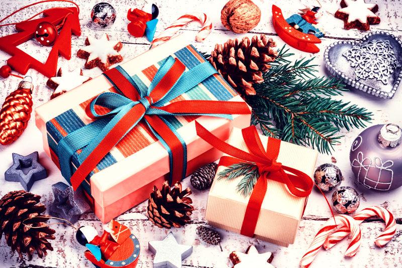 圣诞节假期设置与礼物盒和节日装饰