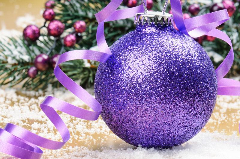 闪闪发光的紫色圣诞球