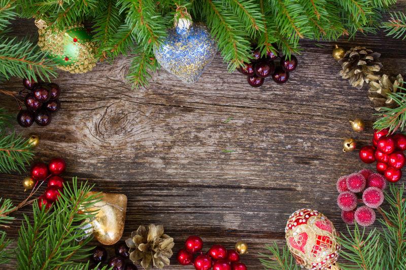 旧木板上装饰着松树枝和美丽的圣诞饰品