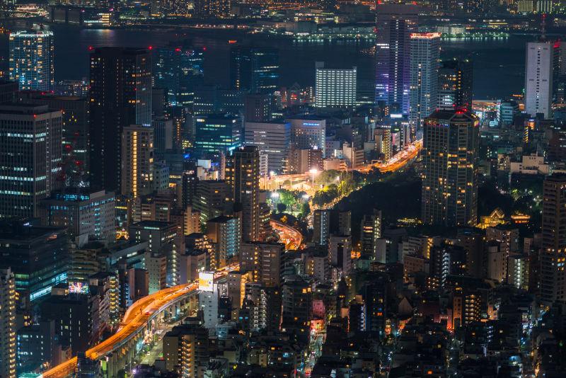 日本东京夜晚的城市和高速公路全景