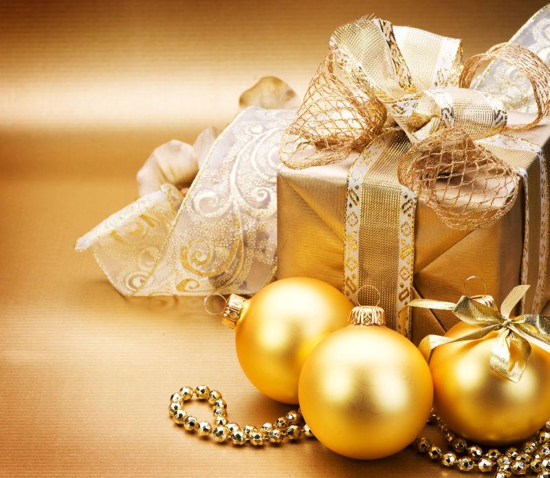 圣诞节金黄色的礼品盒和装饰品