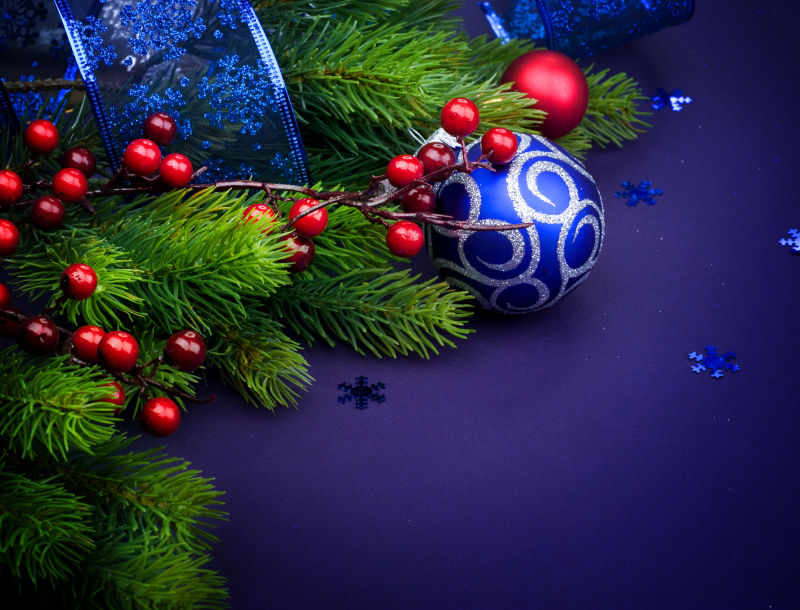 圣诞树蓝色球装饰