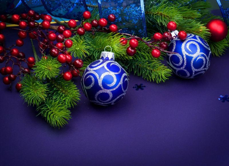 蓝色背景中的圣诞树装饰球