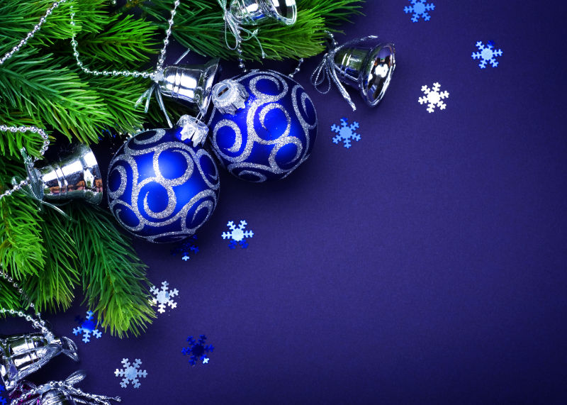 蓝色背景中圣诞树装饰