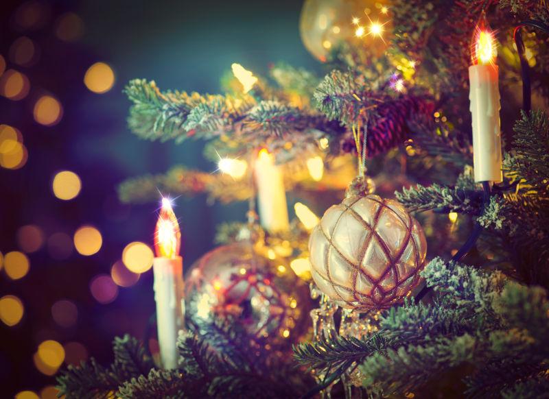 圣诞树上装饰的小玩意儿花环和蜡烛