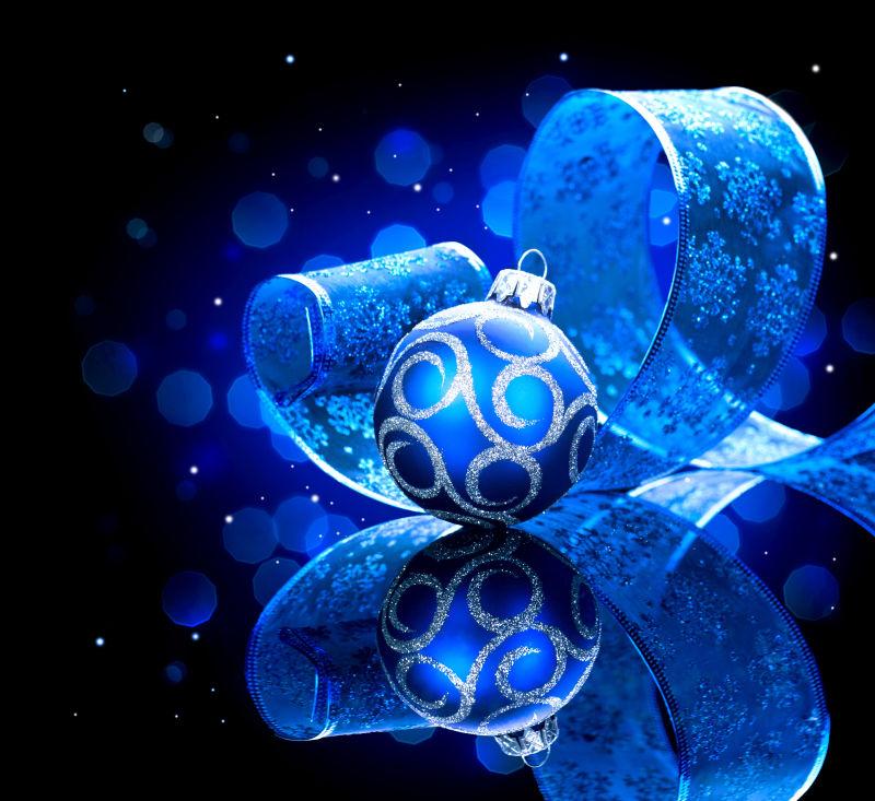 圣诞节蓝色丝带和装饰球