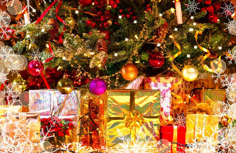 圣诞节圣诞树下的礼物和装饰品