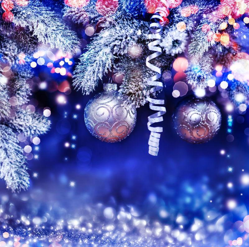 蓝色背景中圣诞树上挂着装饰